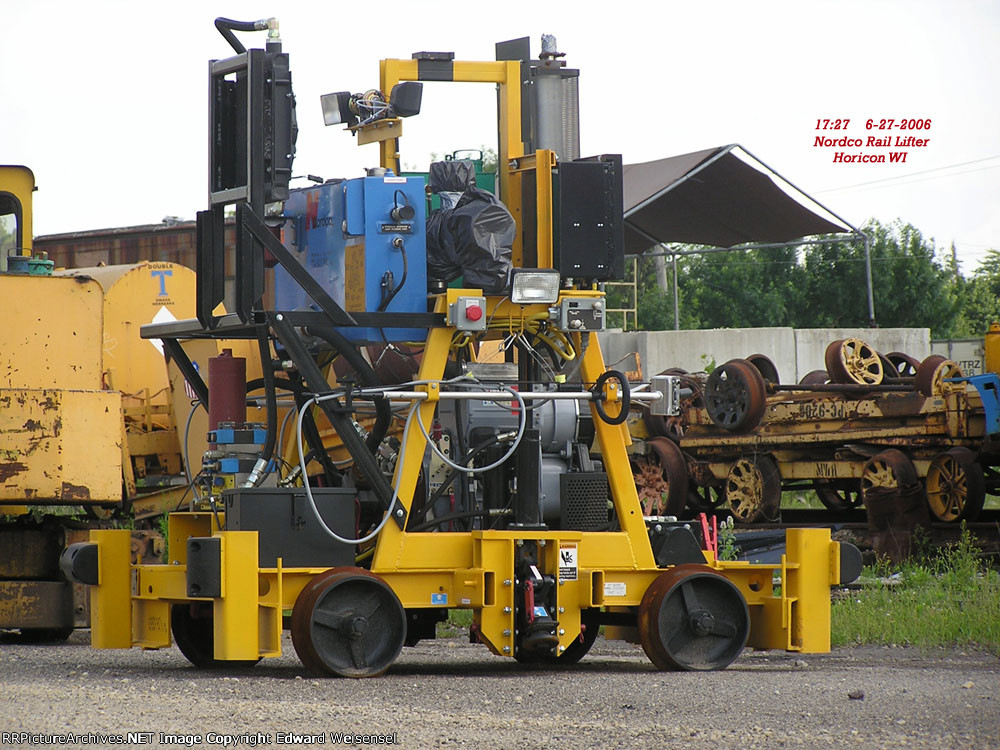 Nordco Rail Lifter